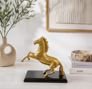 Estatua de Caballo con Acabado en Latón sobre Base de Madera |   Escultura Decorativa de Caballo para el Hogar, la Oficina y Decoración de Interiores de Lujo - Product Image 1