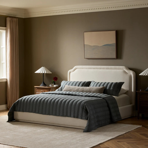 Lit plateforme moderne taille Queen avec tête de lit rembourrée en tissu blanc - Product Image 2