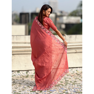 Sari de mariage brodé Coral Crush, motifs floraux multicolores et bordure en pointillés - Product Image 1