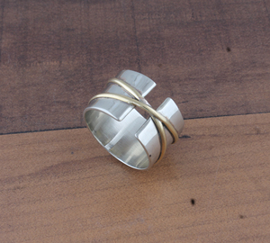 Vente en gros de bagues de mariage classiques en argent sterling 925, design en laiton bicolore, fabrication artisanale, fournisseur de bijoux unisexes - Product Image 5