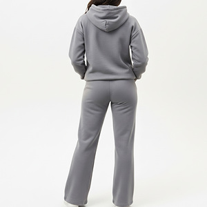 Conjunto de Sudadera con Capucha Gris para Mujer Tallas Grandes 2026, Pantalones Largos Holgados Casuales, Chándal de 2 Piezas con Logotipo Estampado en la Parte Delantera - Product Image 4
