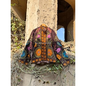 Veste en velours marron, veste ouzbèque Suzani, veste à broderies florales, manteau court fait main pour femme, manteau d'hiver - Product Image 1