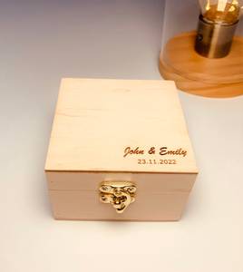 Boîte à bijoux en bois massif gravée sur mesure, étui de rangement poli avec fermoir métallique, autoportante, pour cadeau de Thanksgiving et décoration intérieure - Product Image 1