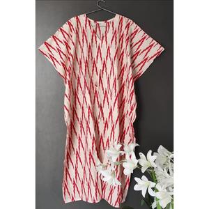 Elegante Vestido Kaftan Rojo Geométrico con Estampado Ikat, Vestido de Algodón con Estampado a Mano, Vestido Holgado Bohemio Informal de Verano para Mujer - Product Image 1