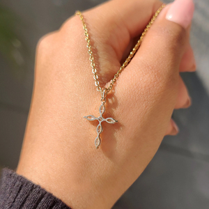 Collar con Colgante de Cruz Chapado en Oro de 18K para Mujer, con Cadena de Serpiente y Diamantes de Corte Baguette, Joyería Religiosa Clásica para Uso Diario - Product Image 3