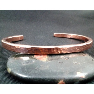Brazalete de Cobre Texturizado Hecho a Mano, Brazalete Minimalista, Joyería Metálica Moderna para Hombres y Mujeres - Product Image 5
