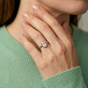 Anillo Solitario Minimalista Personalizado con Bisel de Oro de 14K y Moissanita Ovalada de 2CT, Fabricante de Joyería Fina al por Mayor - Product Image 5