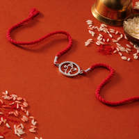 Bracelet Rakhi Seaila hindou de luxe unisexe fait main en argent rhodié avec zircone cubique sertie clos et motif Ganesh rayonnant