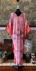 Robe Kaftan Maxi en Rayonne Teinte à la Main Effet Shibori Corail, Taille Unique, Fluide, Style Bohème, Tenue Décontractée - Product Image 3