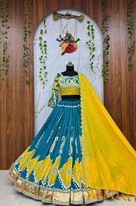 Lehenga Choli Étnico de Algodón Muslin con Bordado de Espejo y Encaje Kodi & Lampi, Diseño de Encaje Kodi Hecho a Mano en Algodón Muslin Completamente Cosido - Product Image 3