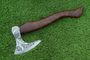 Hache Tomahawk de luxe faite à la main avec manche en bois et lame en acier gravée pour la survie et le bricolage - Product Image 1