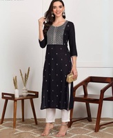 Kurti élégant pour femme en rayonne noire brodée, manches trois quarts, longueur cheville, design ethnique moderne, matériaux recyclés
