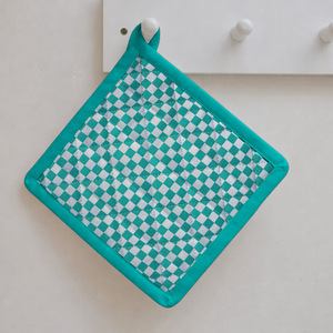 ผู้ส่งออกที่รองหม้อในอินเดีย เป็นมิตรกับสิ่งแวดล้อม ขนาดและดีไซน์ตามสั่ง ที่รองหม้อลายตารางย้อมเส้นด้าย สำหรับใช้ในครัวและเตาอบ - Product Image 1