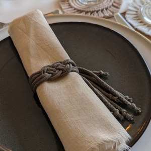 Anneau de serviette en macramé vert élégant, accessoire de table décoratif, parfait pour la mise en place de la table et la décoration de fête, vente en gros en provenance d'Inde - Product Image 1