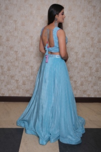 Élégant Lehenga Choli de soirée bleu en crêpe, coupe droite, avec volants, imprimé géométrique, longueur ras du sol, col licou, sans manches - Product Image 6