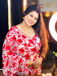 Women's <b>Red</b> Floral Printed <b>Saree</b> Traditional Indian Wear Loose Fit Polyester Casual Outfit All Seasons Floor-Length - Product Image 3