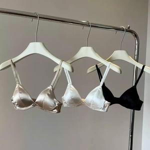 Ensemble de lingerie sexy personnalisé en dentelle florale pour femme - Soutien-gorge et culotte tendance - Product Image 1