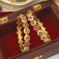 Gelang Cantik Berlapis Emas Tradisional dengan Pola Bunga Meenakari, Batu Merah Ruby dan Putih, untuk Pakaian Pernikahan Wanita