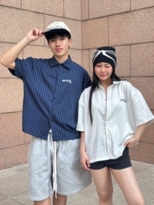 เสื้อเชิ้ตแขนสั้นคอปกพับได้ ผ้าโพลีเอสเตอร์/คอตตอน ปักลาย ซิลค์สกรีน พิมพ์ลายบาติก แห้งเร็ว สำหรับวันหยุดฤดูร้อน รับผลิตแบบ OEM ODM - Product Image 3