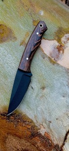 มีดล่าสัตว์เหล็กกล้า ใบมีดแบบ Fixed blade ปลายแหลม ด้ามไม้ ปลอกหนังสีน้ำตาล มีดทำมือสั่งทำพิเศษ - Product Image 5