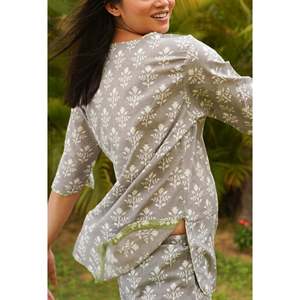 Ensemble de pyjama pour femmes Cloud Gray Tulip Tales avec masque facial - Product Image 3