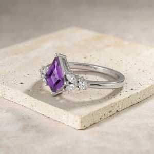 Bague en argent sterling 925 avec améthyste taille cerf-volant, améthyste naturelle, bague de fiançailles minimaliste, cadeau pierre de naissance de février - Product Image 2