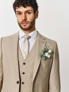 Costume homme beige en mélange de laine, double boutonnage, col cranté et boutonnière fleurie - Product Image 5