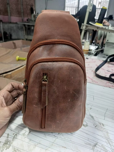Sac messager vintage en cuir véritable pour homme avec logo personnalisé et chaînes décoratives - Product Image 2
