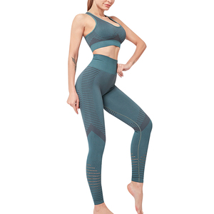 Ensemble de yoga respirant et sans coutures pour femmes, 2 pièces, en spandex/nylon, haut de yoga avec logo frontal et taille élastique - Product Image 5