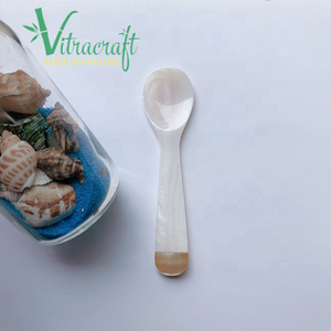 Las cucharas perfectas para servir caviar caro Diseño muy único Cuchara de caviar hecha a mano con incrustaciones de nácar dorado Tamaño 10cm - Product Image 1