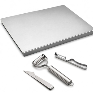 Planche à découper en acier inoxydable de qualité supérieure pour la vaisselle de table, la préparation des pâtisseries et le service, avec poignée et à prix avantageux - Product Image 2
