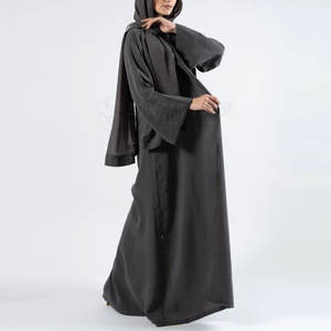 Abaya moderne pour femmes avec détail boutonné sur le devant et coupe fluide confortable, abaya de haute qualité pour femmes - Product Image 3