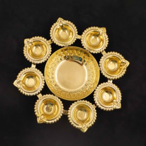 Lampe à huile décorative en laiton Ashta Deep Uruli Multi Diya Bowl pour la maison, le temple, la décoration festive et les cadeaux - Product Image 5
