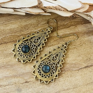 Dernières créations de boucles d'oreilles pendantes en forme de larme, bijoux bohèmes en laiton pour femmes, finition laiton antique, labradorite tribale, vente en gros/OEM/ODM - Product Image 2