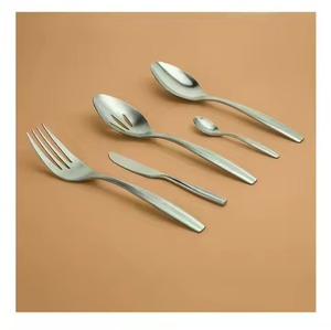 Collection de couverts en métal de luxe, polis, pour des arrangements de table élégants et des banquets - Product Image 3