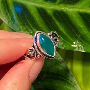 แหวนหยกเขียวทำมือ สวมใส่ได้ทุกวัน แหวนสไตล์โบโฮเรียบง่าย ของขวัญสำหรับคุณแม่ ของขวัญปีใหม่ เครื่องประดับเงินแท้ - Product Image 1