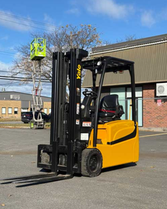 Chariot élévateur électrique à 3 roues Yale ERP035VT, capacité de 3500 lbs - Product Image 3