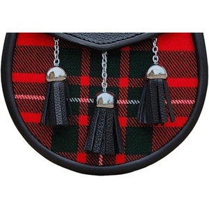 Bolso de Cuero Negro Premium con Tartán Rojo y Solapa con Grabado Celta, Tres Borlas, Accesorio Tradicional Escocés para Kilt - Product Image 4