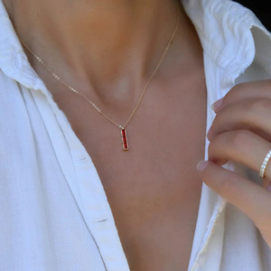 สร้อยคอจี้ประดับพลอยโกเมนทรงบาแกตต์สามเม็ดสีเหลืองทอง - Product Image 4