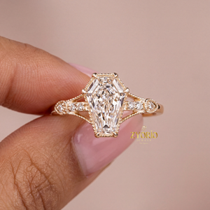 Bague élégante en argent plaqué, sertie de diamants de laboratoire taillés en cercueil, style Art Déco, look vintage, bijoux de mariée, pour demande en mariage ou soirée - Product Image 1