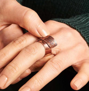 Bague en or rose finition polie motif gravé empilable bijoux unisexe pour usage quotidien - Product Image 3