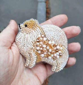 Broche Bordado a Mano con Cuentas y Diseño Floral de Cristal de MD HANDICRAFTS, para Uso Unisex en Bodas y para la Elegancia Diaria - Product Image 3