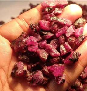 Rubí Natural en Bruto con Cambio de Color que Adquiere un Tono Rosado, Tamaño Libre para Diseñadores de Joyas, Coleccionistas y Curadores de Cristales - Product Image 2