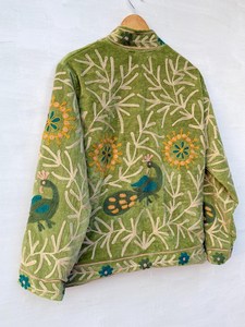 Veste courte bohème faite à la main en velours vert avec médaillons soleil et broderies paon, style Suzani, cadeau artisanal indien pour femme - Product Image 4
