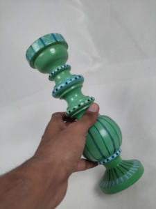 Un portavelas de madera es una pieza de decoración para el hogar bellamente elaborada que añade calidez y encanto a cualquier espacio. - Product Image 2