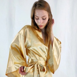 Robe de Mariée Vintage Écologique et Respirante en Soie pour une Mariée et des Demoiselles d'Honneur Élégantes – Cadeaux de Mariage Personnalisables Gratuitement - Product Image 1