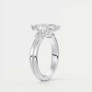 Anillo de compromiso de tres piedras con piedra central marquise de 2.10 quilates y piedras laterales tipo baguette en oro blanco de 14 quilates - Product Image 4