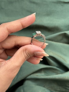 Bague en diamant taille émeraude en or blanc 14 carats, diamant de laboratoire certifié IGI, bijou de fiançailles élégant et luxueux, éclat radieux, intemporel - Product Image 5