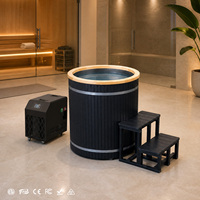 Baignoire de trempage froide extérieure en WPC noir avec bord en bois naturel, bain de glace rond avec revêtement en acier inoxydable 304 et refroidisseur roulant