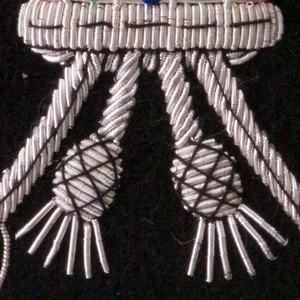 Insignia Musical Bordada a Mano con Detalle de Hilo Metálico y Acabado de Sombreado con Hilo Negro, Artesanía Premium, Tamaño 9 x 8 cm - Product Image 4